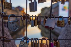 découvrez comment débloquer une serrure coincée facilement et rapidement grâce à nos astuces pratiques et conseils d'experts.