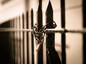 découvrez comment débloquer une serrure coincée rapidement et efficacement grâce à nos astuces simples et techniques fiables.