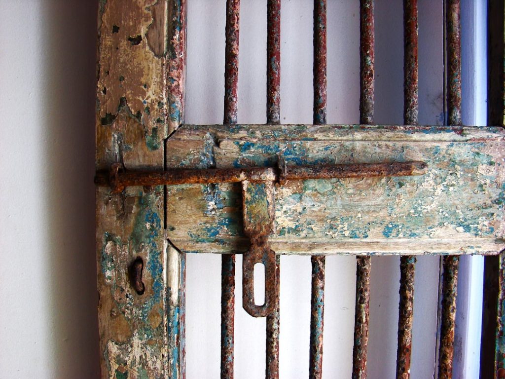 cadre en bois élégant et naturel, idéal pour mettre en valeur vos photos et œuvres d'art avec une touche chaleureuse et authentique.