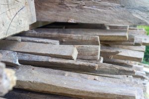 découvrez notre guide complet pour la construction d'un appentis en bois, alliant robustesse et esthétique pour votre extérieur.