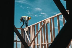découvrez les cas d'exemption de permis de construire et comment en bénéficier pour vos projets de construction ou rénovation.