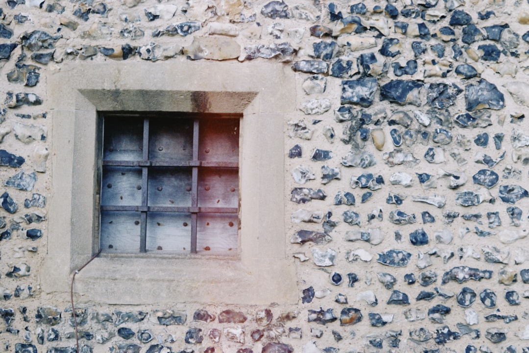 isolation des portes de cave : améliorez l'efficacité énergétique et protégez votre cave contre l'humidité et les variations de température.