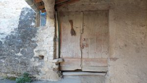 isolation de porte de cave : améliorez l'efficacité énergétique et protégez votre cave contre l'humidité et le froid grâce à une isolation adaptée.