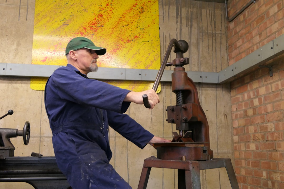 apprenez à régler la vitesse de ralenti de votre tronçonneuse pour un fonctionnement optimal et une meilleure sécurité.