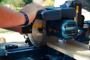 apprenez à régler le ralenti de votre tronçonneuse pour un fonctionnement optimal et en toute sécurité grâce à notre guide étape par étape.