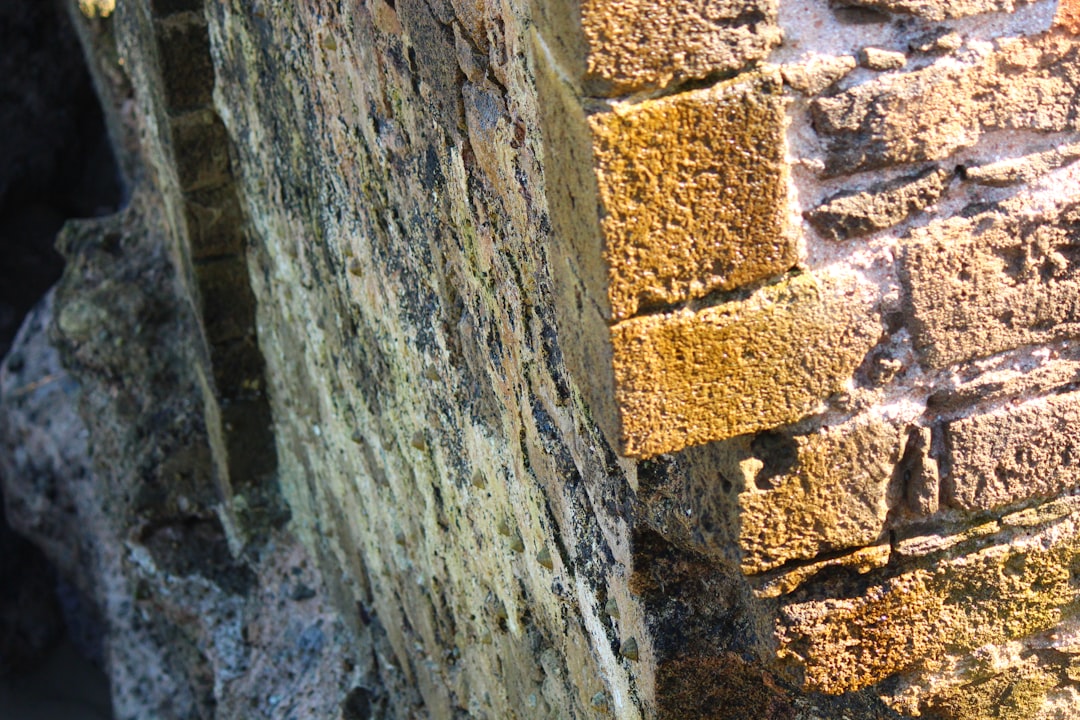 isolation des murs en pierre humide : solutions efficaces pour protéger et assainir vos murs tout en améliorant le confort thermique de votre habitation.