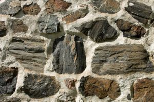 isolation des murs en pierre humide : solutions efficaces pour protéger et assainir vos murs en pierre tout en améliorant l'isolation thermique et empêchant l'humidité.