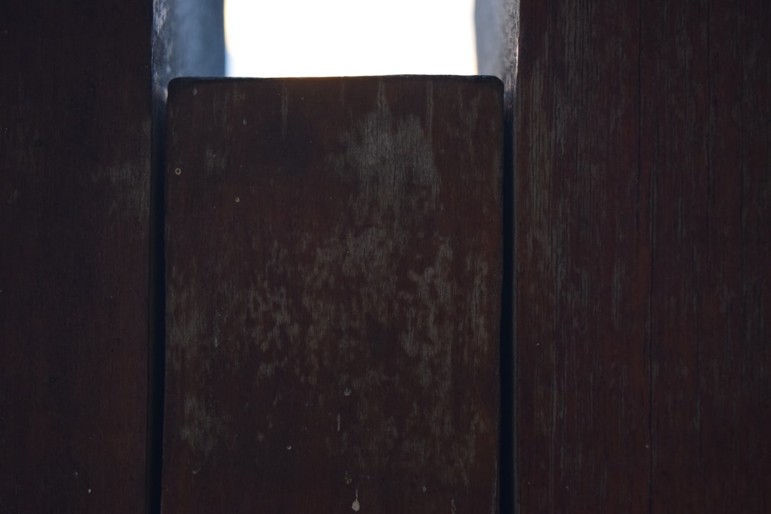 découvrez les solutions aux problèmes courants d'installation des portes pour garantir un ajustement parfait et éviter les dysfonctionnements.