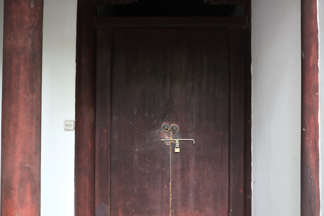 découvrez les solutions aux problèmes d'ajustement des portes pour garantir une installation parfaite et une utilisation sans souci.