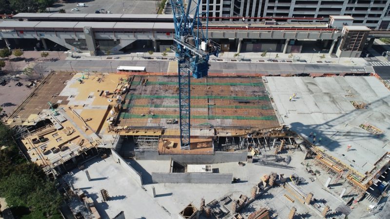 Construction limite propriété fondation : conseils pour un bâtiment sûr