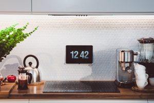découvrez nos systèmes d'alarme maison fiables et faciles à installer pour protéger votre domicile 24h/24 et 7j/7.