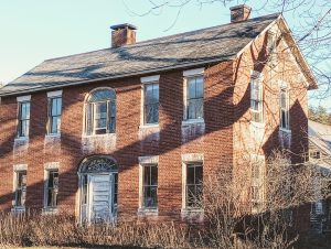 découvrez comment identifier et traiter le pourrissement du bois dans une maison. conseils pratiques pour éviter et réparer le dry rot afin de protéger votre habitation.