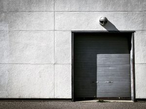 porte de garage sectionnelle isolée offrant une excellente protection thermique et une isolation optimale pour votre garage.