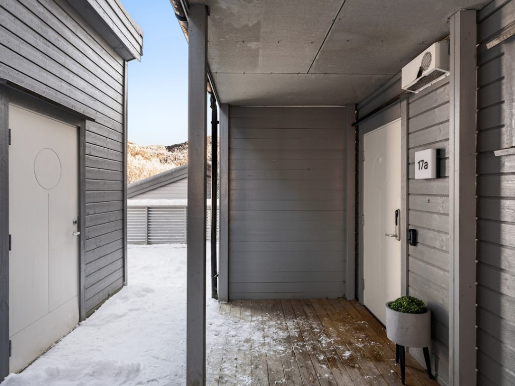 porte de garage sectionnelle isolée offrant une excellente isolation thermique et une résistance optimale pour protéger votre garage tout au long de l'année.