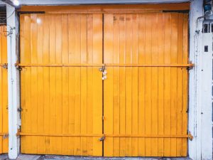 porte de garage sectionnelle isolée offrant une excellente isolation thermique et une protection optimale contre les intempéries, idéale pour sécuriser et améliorer le confort de votre garage.