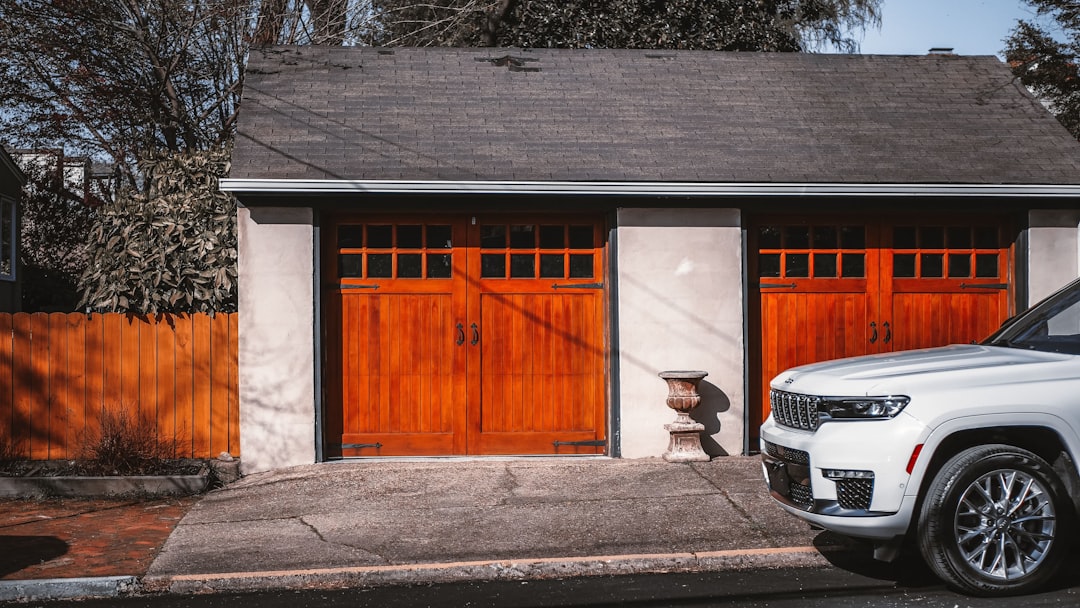 porte de garage sectionnelle isolée offrant une excellente isolation thermique et acoustique, idéale pour protéger votre garage tout en améliorant l'efficacité énergétique de votre maison.