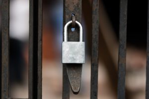 découvrez l'art du lockpicking : techniques, outils et conseils pour maîtriser l'ouverture de serrures en toute légalité et sécurité.