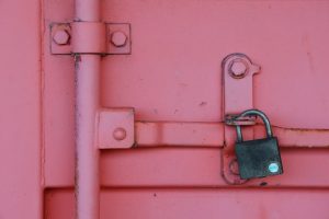 découvrez les techniques de lockpicking, l'art de crocheter les serrures en toute sécurité et légalité. apprenez les méthodes, outils et conseils pour maîtriser cette compétence unique.