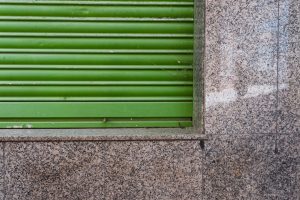 découvrez nos volets métalliques robustes et sécurisés, parfaits pour protéger et embellir vos fenêtres et portes.