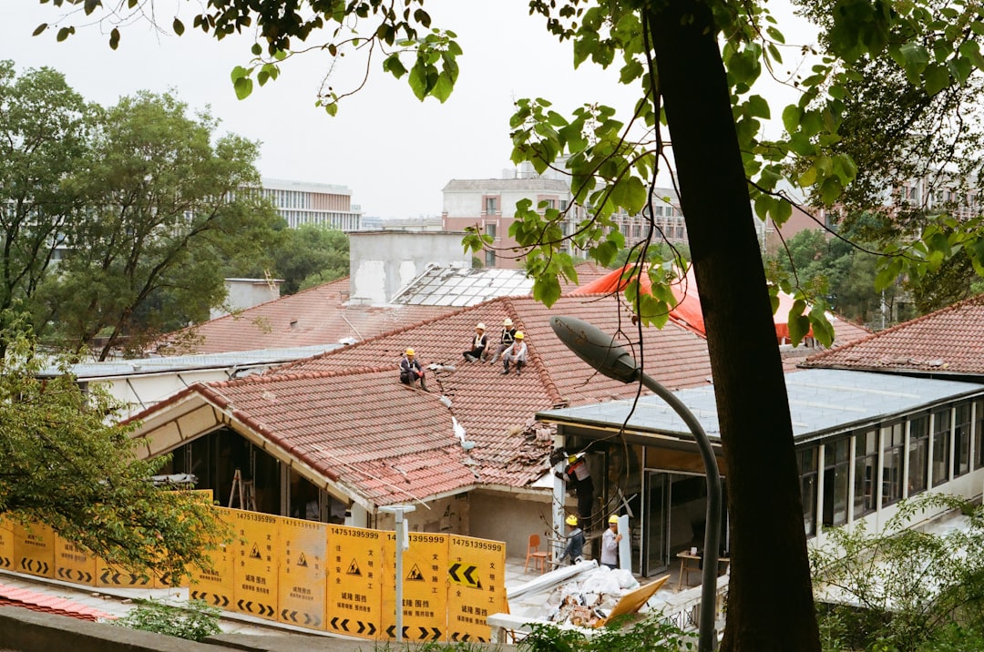 services professionnels de réparation de toiture pour protéger et prolonger la durée de vie de votre maison. intervention rapide et durable.