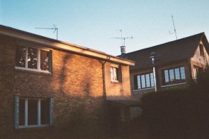 découvrez les meilleures solutions de ventilation pour maisons de plain-pied, assurant un air sain et un confort optimal toute l'année.