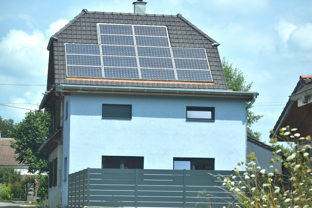 calculez l'inclinaison optimale de vos panneaux solaires pour maximiser la production d'énergie solaire.