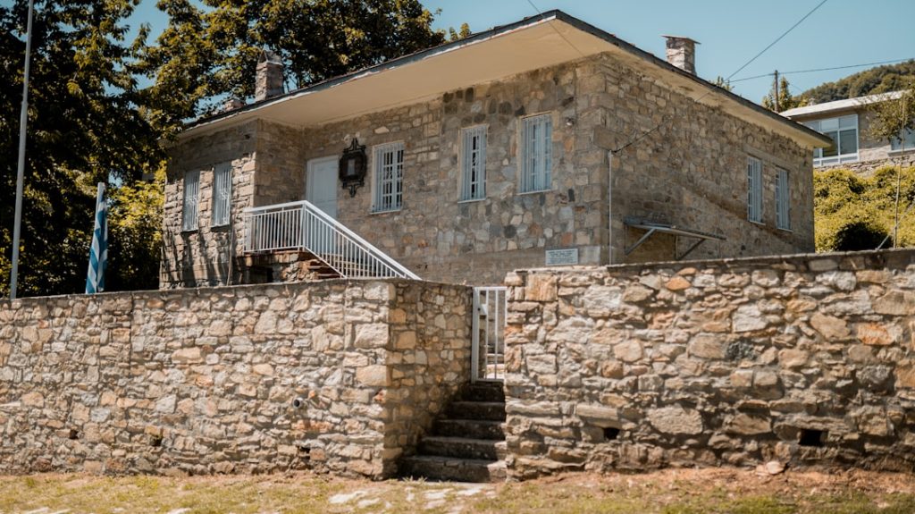 découvrez le coût de construction d'une maison en pierre, avec une estimation détaillée des matériaux, de la main-d'œuvre et des facteurs influençant le prix final.