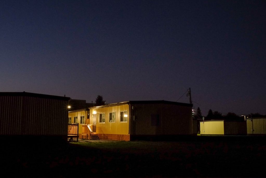 découvrez notre abri pour remorque robuste et pratique, idéal pour protéger votre remorque des intempéries et du vieillissement.