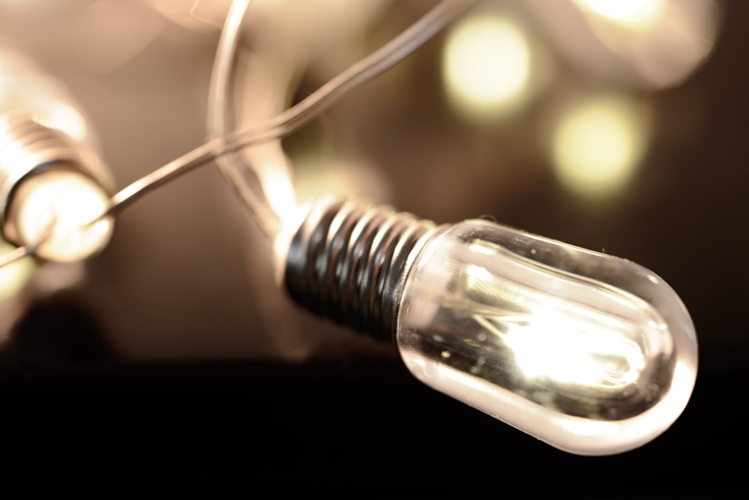 découvrez comment convertir les watts en volts facilement et comprendre la relation entre puissance électrique et tension.