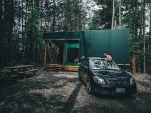 abri voiture en bois durable et élégant pour protéger votre véhicule des intempéries tout en apportant une touche naturelle à votre extérieur.