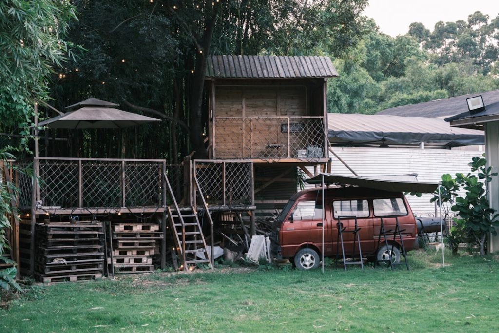 abri voiture en bois robuste et esthétique, idéal pour protéger votre véhicule des intempéries tout en ajoutant une touche naturelle à votre extérieur.