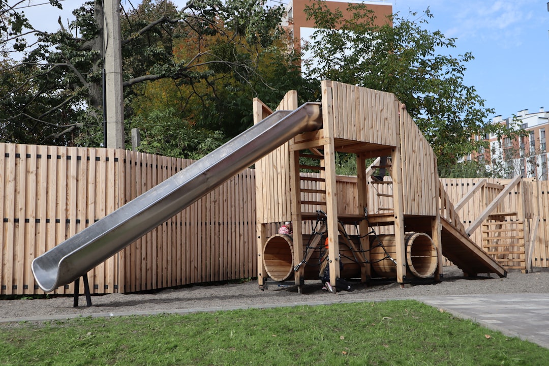 abri voiture en bois robuste et élégant, offrant une protection durable pour votre véhicule contre les intempéries.