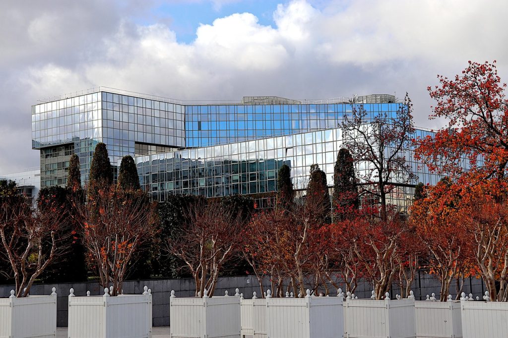 découvrez nos solutions de bureaux de jardin, idéales pour travailler au calme dans un espace dédié, alliant confort et connexion avec la nature.