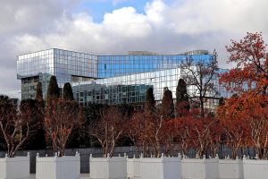 découvrez nos solutions de bureaux de jardin, idéales pour travailler au calme dans un espace dédié, alliant confort et connexion avec la nature.