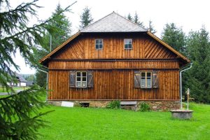 découvrez nos chalets en bois alliant charme naturel et confort moderne, idéals pour des séjours authentiques en pleine nature.