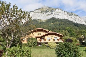 découvrez notre chalet en bois habitable, alliant confort et charme naturel pour des séjours authentiques en pleine nature.