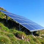 Comment ancrer un panneau solaire sur un terrain en pente de 400 m2 : méthodes sûres