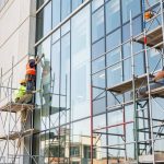 Remplacer le verre d'un panneau fissuré sur 1000m2 : étapes et consignes sécurité
